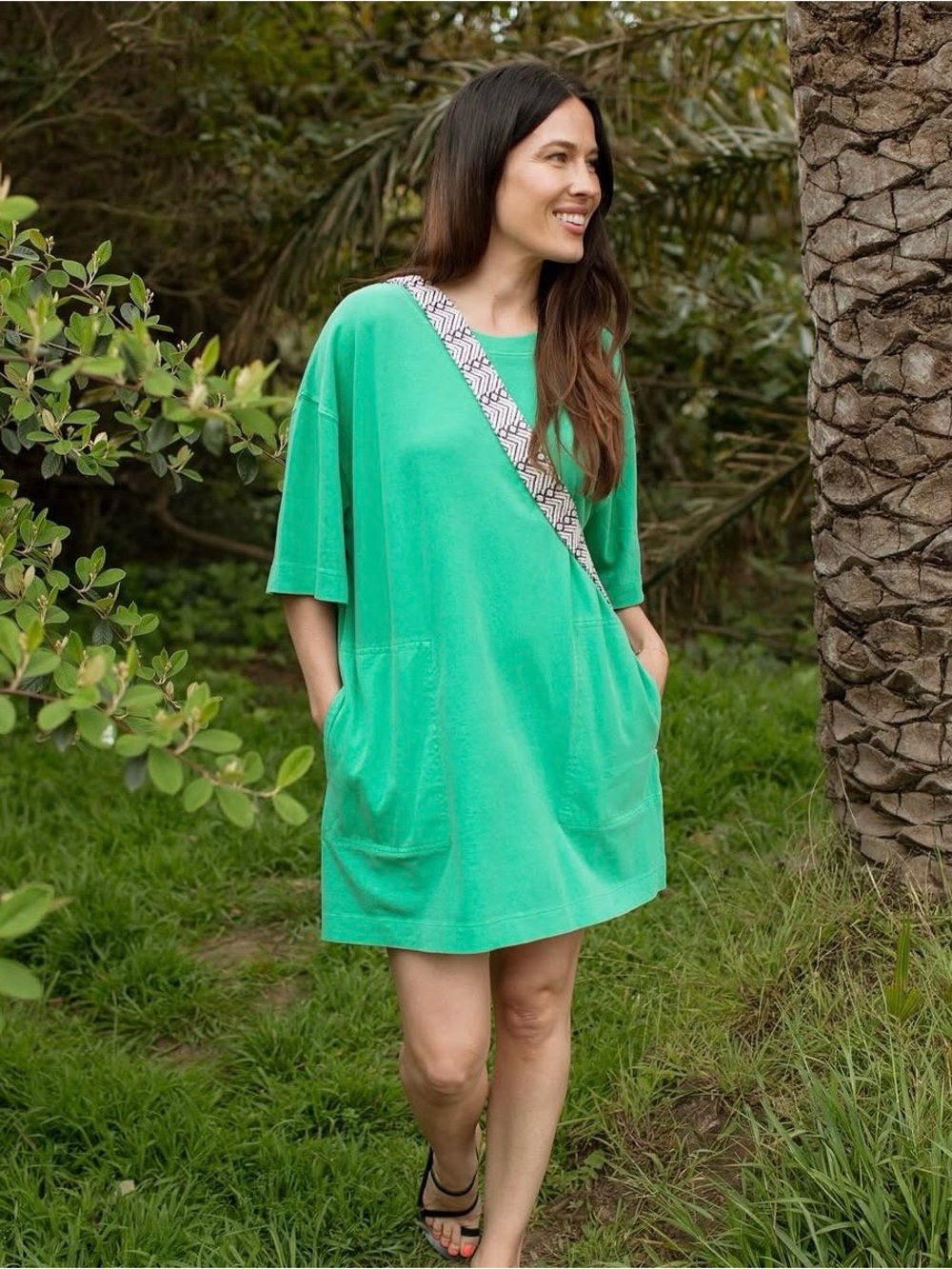 Carly Jean Los Angeles-Relaxed T-shirt dress with Pockets - vintage black